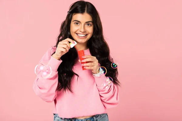 Mooie Gelukkige Jonge Vrouw Spelen Met Zeepbellen Geïsoleerd Roze — Stockfoto