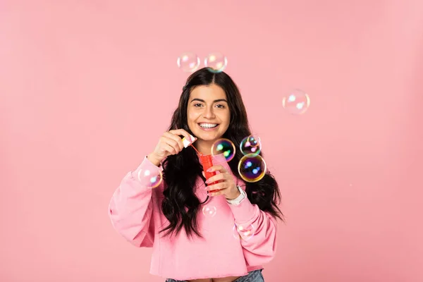 ピンクに隔離された石鹸の泡で遊ぶ美しい女の子 — ストック写真