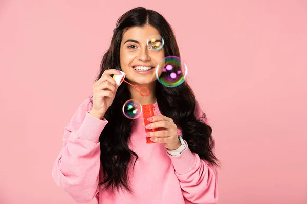 Alegre Chica Jugando Con Jabón Burbujas Aislado Rosa —  Fotos de Stock