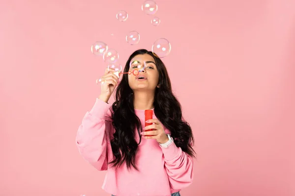 Aantrekkelijk Meisje Blazen Zeepbellen Geïsoleerd Roze — Stockfoto