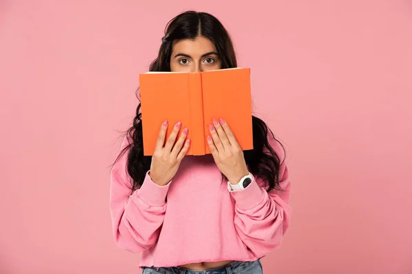 Bela Menina Segurando Livro Isolado Rosa — Fotografia de Stock