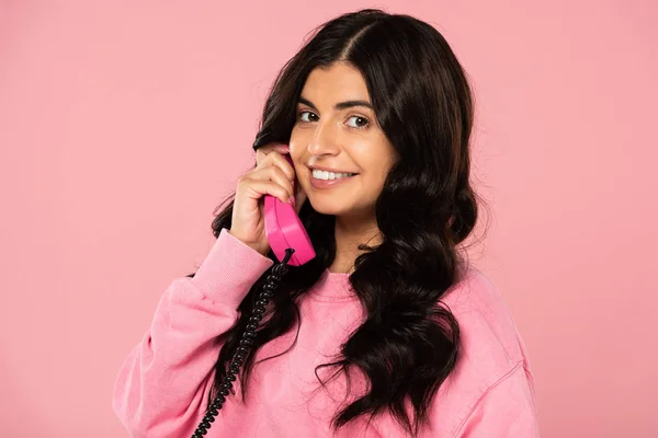Vrolijk Meisje Praten Retro Telefoon Geïsoleerd Roze — Stockfoto