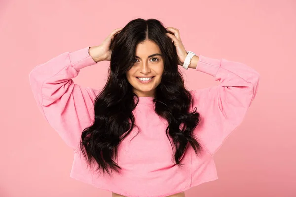 Sonriente Chica Morena Ropa Casual Posando Aislado Rosa —  Fotos de Stock