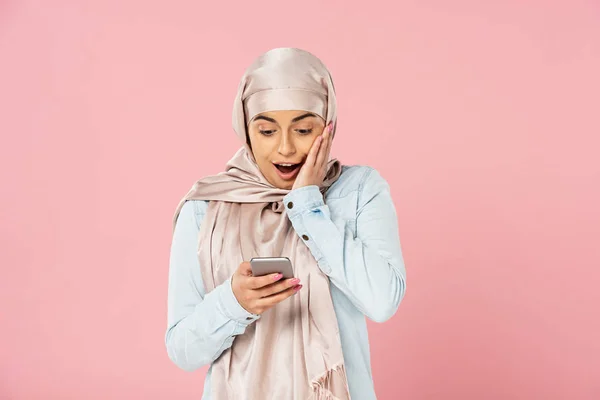 Verrast Moslim Meisje Gebruik Van Smartphone Geïsoleerd Roze — Stockfoto