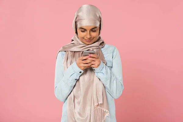 Chica Musulmana Sonriente Usando Teléfono Inteligente Aislado Rosa — Foto de Stock