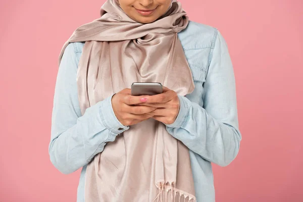 Bijgesneden Weergave Van Moslim Meisje Met Behulp Van Smartphone Geïsoleerd — Stockfoto