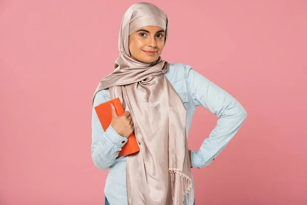 Muszlim Lány Hidzsáb Tartó Könyv Elszigetelt Rózsaszín — Stock Fotó