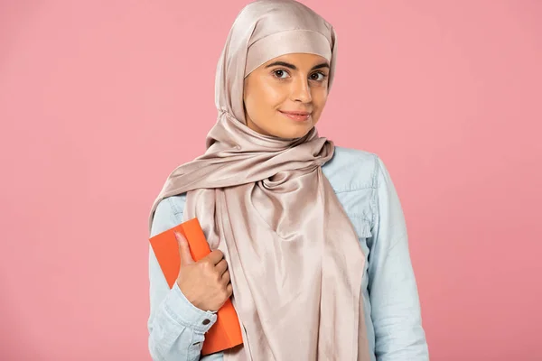 Estudante Muçulmano Atraente Hijab Segurando Livro Isolado Rosa — Fotografia de Stock