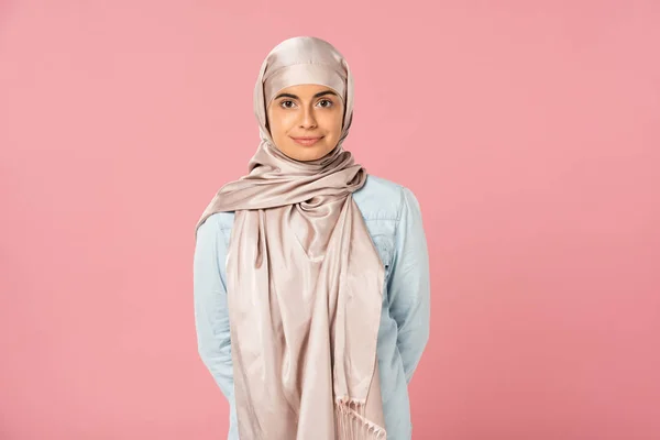 Retrato Bela Menina Árabe Hijab Isolado Rosa — Fotografia de Stock