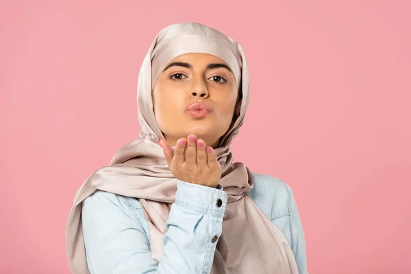 Retrato Chica Musulmana Atractiva Hijab Soplado Beso Aire Aislado Rosa — Foto de Stock