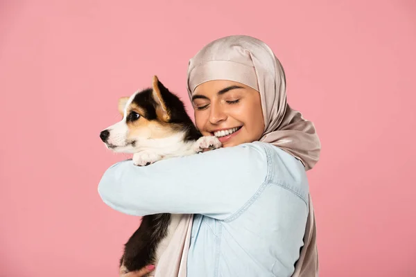 Feliz Árabe Mujer Hijab Celebración Galés Corgi Cachorro Aislado Rosa — Foto de Stock