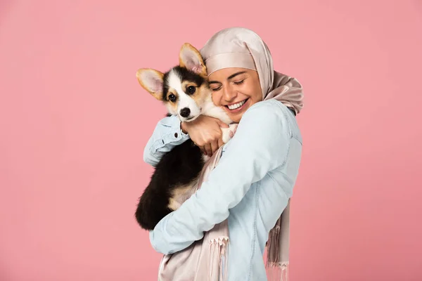 Feliz Mulher Muçulmana Hijab Segurando Bonito Cachorro Corgi Isolado Rosa — Fotografia de Stock