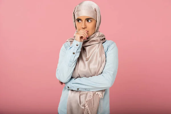 Estresado Hermosa Chica Musulmana Hijab Morder Las Uñas Aislado Rosa — Foto de Stock