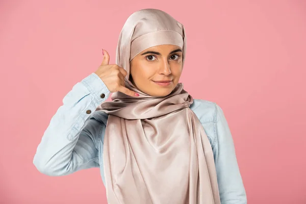 Χαμογελαστός Μουσουλμάνος Κορίτσι Μαντίλα Δείχνει Καλέστε Μου Πινακίδα Απομονώνονται Ροζ — Φωτογραφία Αρχείου