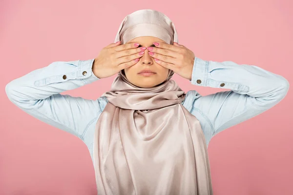 Muslim Girl Hijab Closing Eyes Isolated Pink — Stock Photo, Image