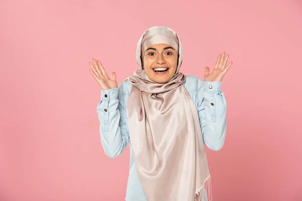 Schöne Überraschte Aufgeregte Muslimin Hijab Isoliert Auf Rosa — Stockfoto