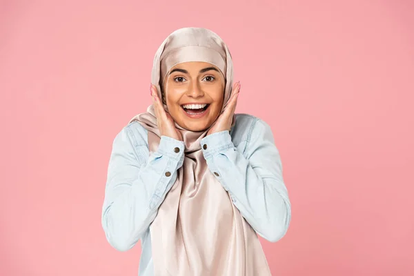 Hermosa Mujer Musulmana Excitada Hijab Aislado Rosa — Foto de Stock