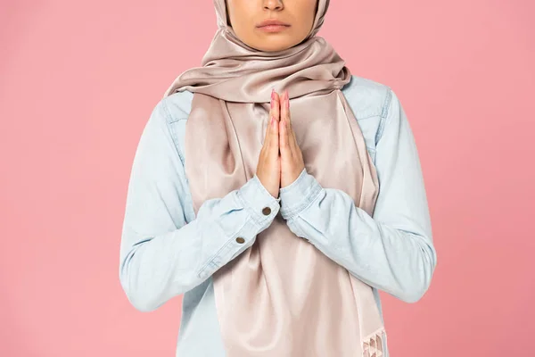 Vista Cortada Menina Muçulmana Hijab Orando Isolado Rosa — Fotografia de Stock
