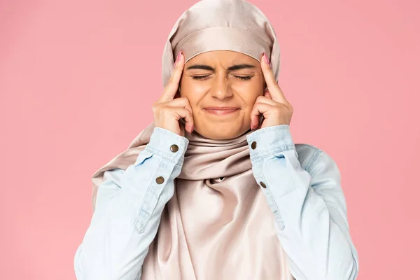 Atrakcyjna Muzułmańska Dziewczyna Hidżab Bólu Głowy Wyizolowana Różowym — Zdjęcie stockowe