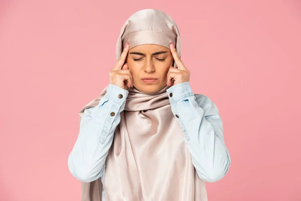 Hermosa Chica Islámica Hijab Con Dolor Cabeza Aislado Rosa —  Fotos de Stock