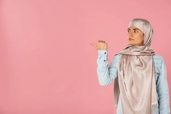 Menina Muçulmana Hijab Mostrando Algo Com Polegar Isolado Rosa — Fotografia de Stock