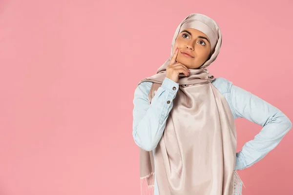 Hermosa Mujer Musulmana Reflexiva Hijab Aislado Rosa — Foto de Stock