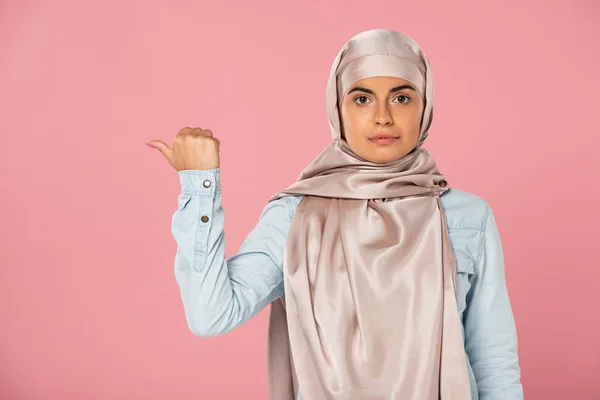 Vacker Muslimsk Flicka Hijab Som Visar Något Med Tummen Isolerad — Stockfoto