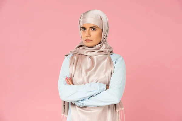 Bela Mulher Muçulmana Pensativo Hijab Com Braços Cruzados Isolado Rosa — Fotografia de Stock