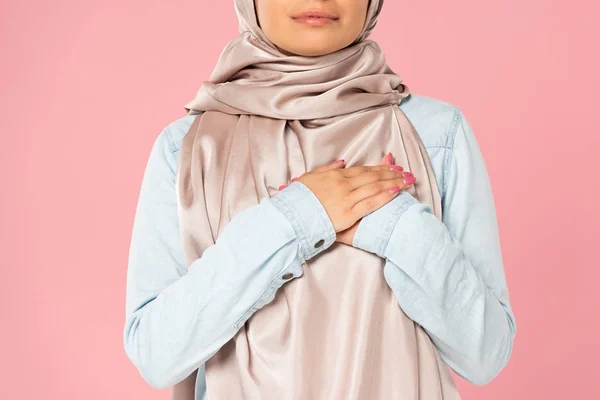 Müslüman Kız Kalp Üzerinde Ele Tutuşan Kırpılmış Görünümü Pembe Izole — Stok fotoğraf