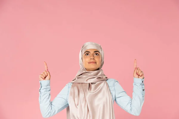 Hermosa Mujer Islámica Hijab Apuntando Hacia Arriba Aislado Rosa — Foto de Stock