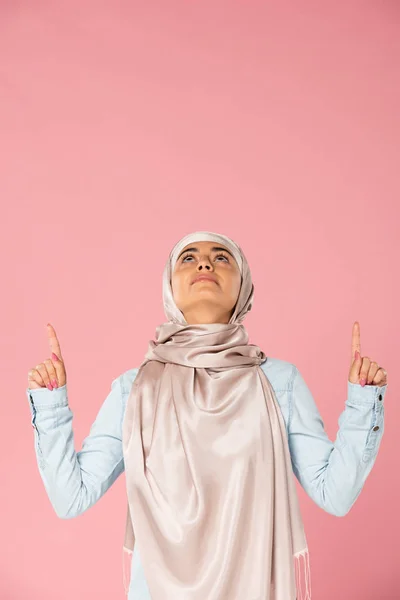 Ładna Muzułmańska Kobieta Hidżab Wskazując Górę Białym Tle Różowy — Zdjęcie stockowe