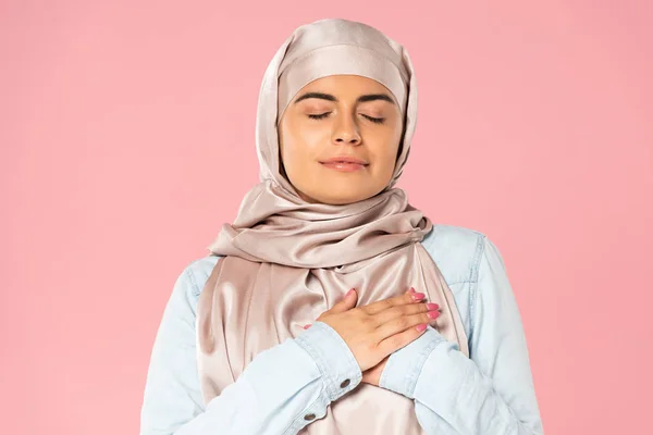 Menina Muçulmano Sonhador Mãos Dadas Coração Isolado Rosa — Fotografia de Stock