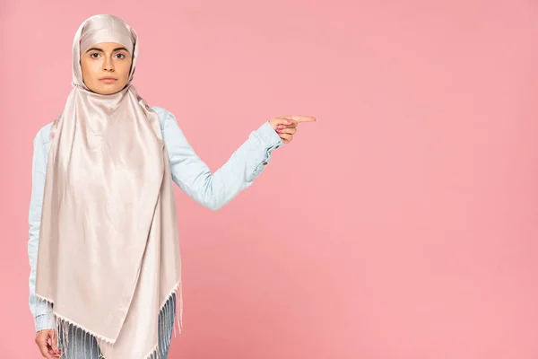 Mulher Muçulmana Hijab Apontando Para Algo Isolado Rosa — Fotografia de Stock