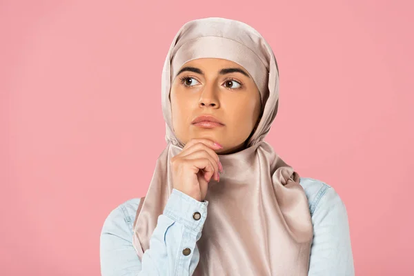 Attractive Thoughtful Muslim Girl Hijab Isolated Pink — Stock Photo, Image