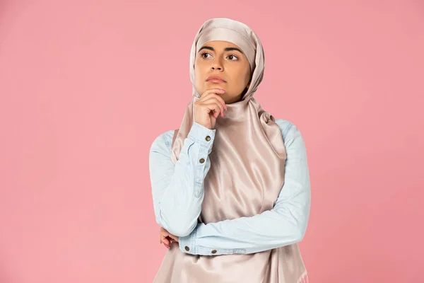 Hermosa Chica Musulmana Reflexiva Hijab Aislado Rosa — Foto de Stock