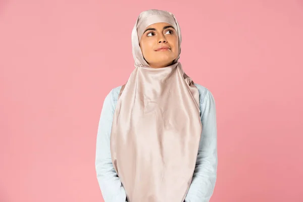 Mooie Trotse Moslim Meisje Hijab Geïsoleerd Roze — Stockfoto