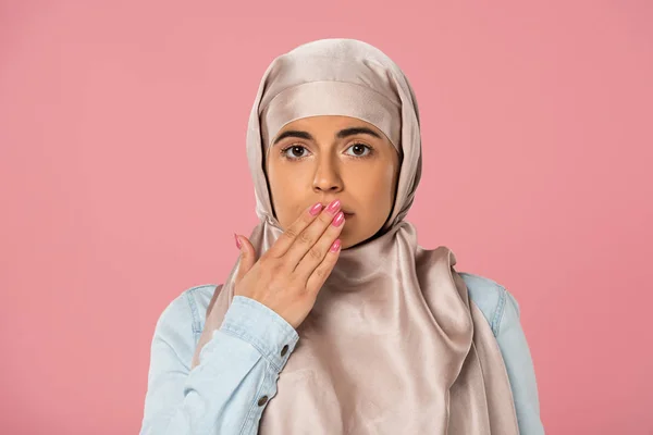 Chockad Ganska Muslimsk Flicka Hijab Isolerad Rosa — Stockfoto