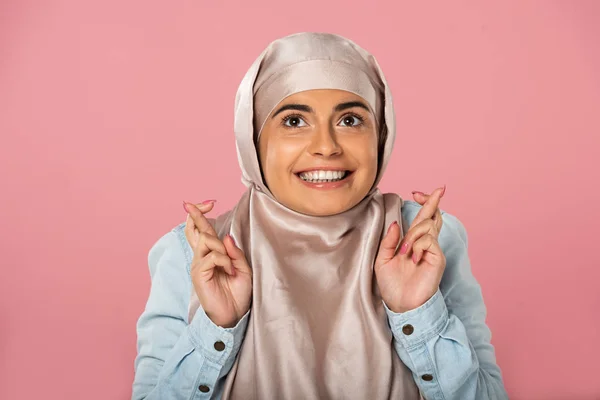 Cheerful Muslim Woman Hijab Fingers Crossed Isolated Pink — Stock Photo, Image