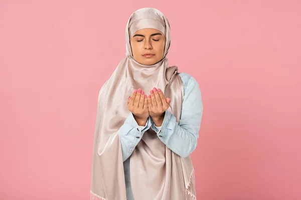 Atractiva Mujer Musulmana Hijab Orando Aislado Rosa — Foto de Stock