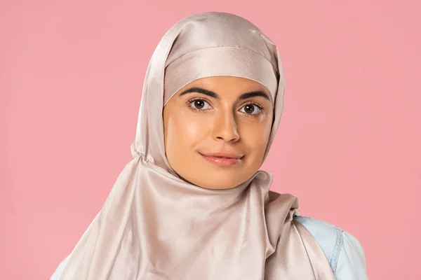 Retrato Hermosa Chica Musulmana Hijab Aislado Rosa — Foto de Stock