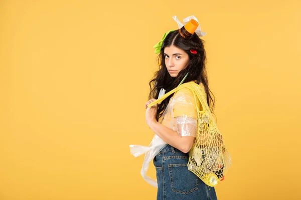 Sconvolto Ragazza Con Spazzatura Capelli Isolati Giallo — Foto Stock