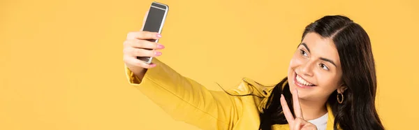Lycklig Tjej Som Visar Freds Skylt När Tar Selfie Smartphone — Stockfoto