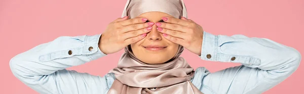 Leende Muslimsk Flicka Hijab Stängning Ögon Isolerade Rosa — Stockfoto