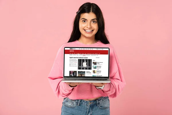 Kyiv Ukraine July 2019 Smiling Girl Holding Laptop Bbc News — Stock Photo, Image