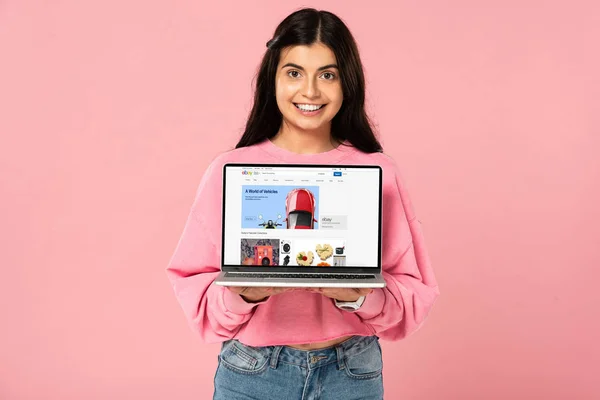 Kyiv Ukraine July 2019 Smiling Girl Holding Laptop Ebay Website — Stock Photo, Image