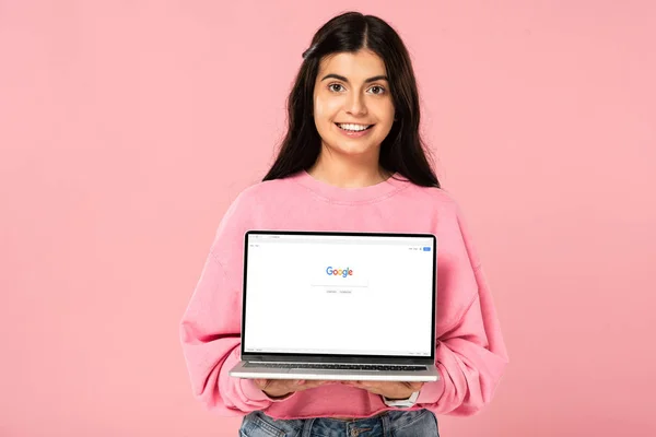 Kyiv Ukraine Julho 2019 Menina Sorridente Segurando Laptop Com Site — Fotografia de Stock