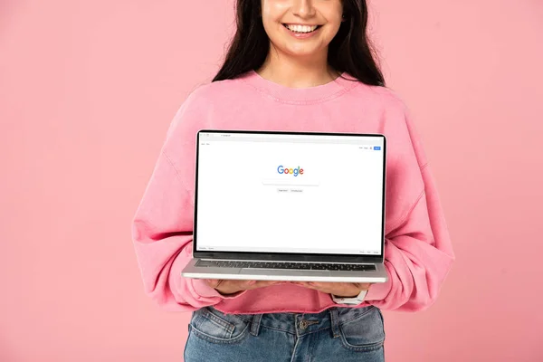 Quiiv Ucrânia Julho 2019 Visão Recortada Menina Sorridente Segurando Laptop — Fotografia de Stock