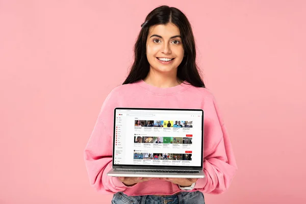 Kyiv Ukraine July 2019 Smiling Girl Holding Laptop Youtube Website — Stock Photo, Image