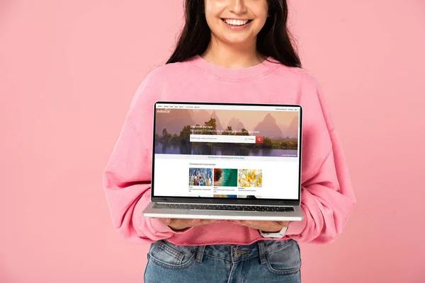 Kyiv Ukraine Julho 2019 Visão Recortada Menina Sorridente Segurando Laptop — Fotografia de Stock