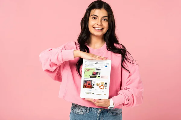 Kyiv Ucraina Luglio 2019 Sorridente Ragazza Con Tablet Digitale Con — Foto Stock